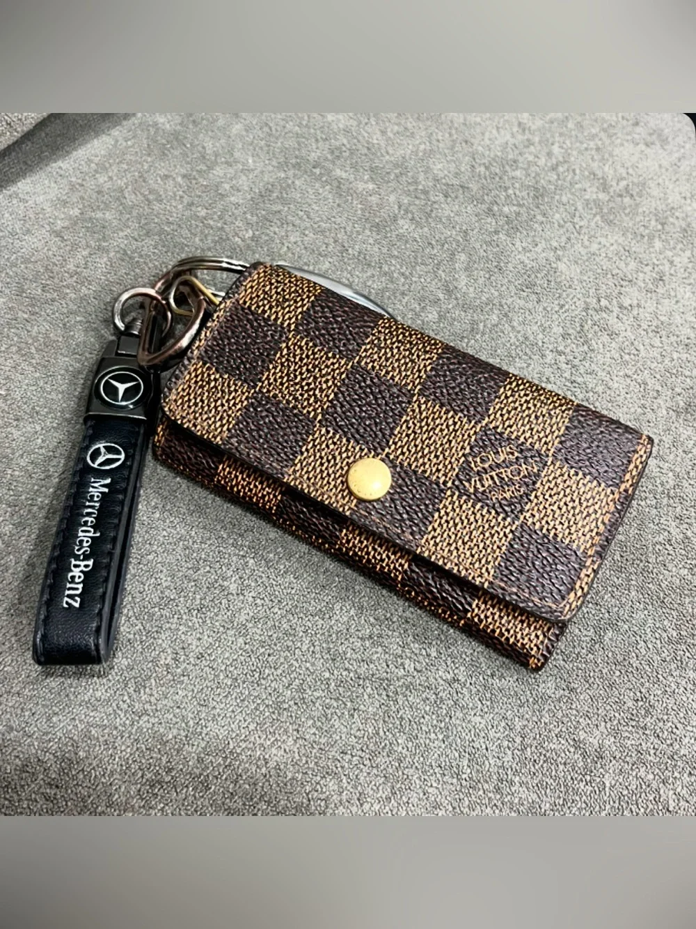 Louis Vuitton - Picture 1 of 15